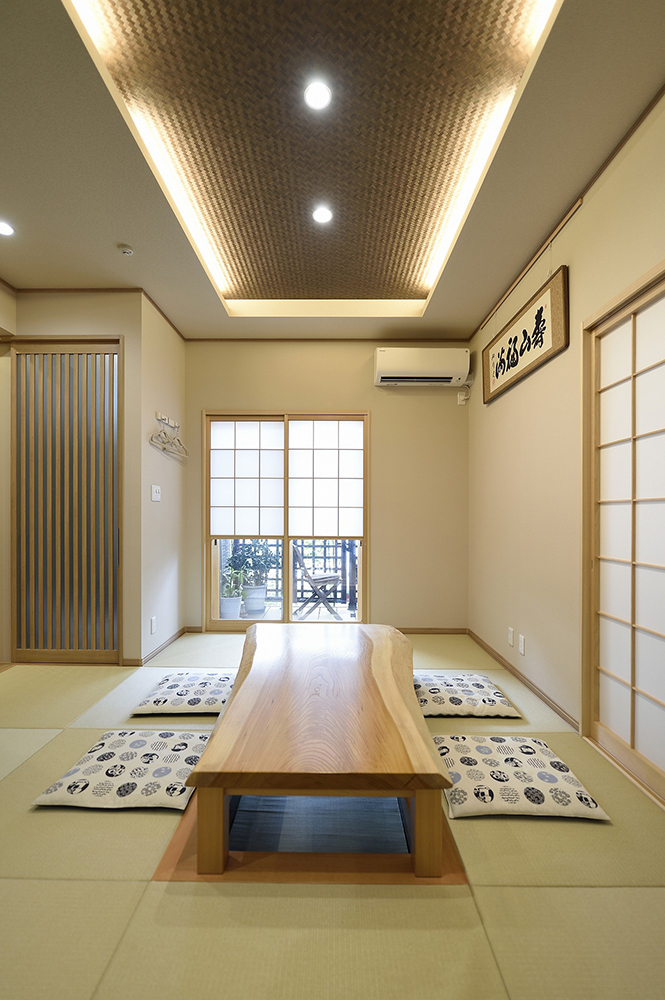 間接照明を生かした折り上げ天井のリビング。1 高級旅館を思わせる居心地です。ケヤキの座敷机は特注です。