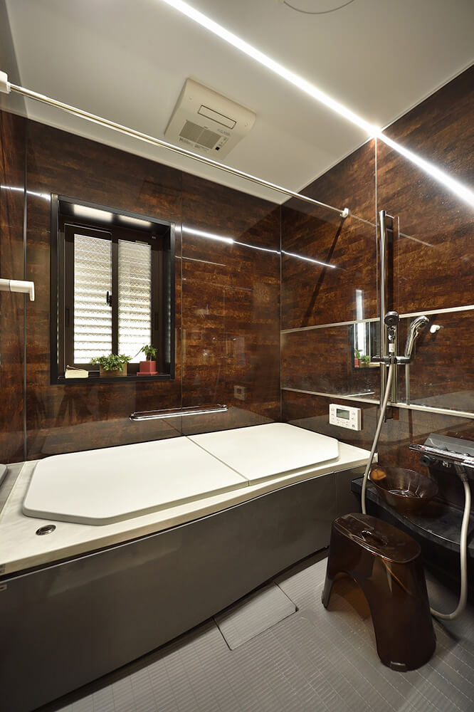 プライベートな時間を過ごす浴室も、 高級感溢れるダークブラウンに統一。